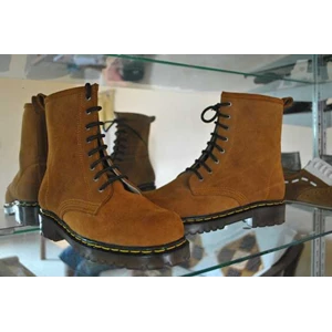 suka docmart suede