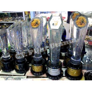 piala resin glitter