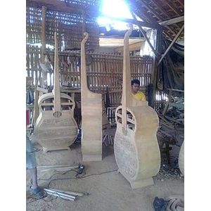 almari pajangan gitar