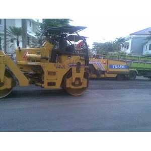 pengaspalan, kami siap mengerjakan mulai dari dasar maupun pelapisan ulang baik dengan gelar manual atau dengan finisher. kami ahlinya dalam bidang: 1. pengaspalan/ hotmix 2. pemasangan paving blok 3. pemasangan kanstin 4. marka jalan 5. pengecoran (