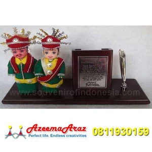 souvenir khas jakarta pen holder sepasang boneka ondel ondel ( wooden jakarta ondel-ondel pen holder)