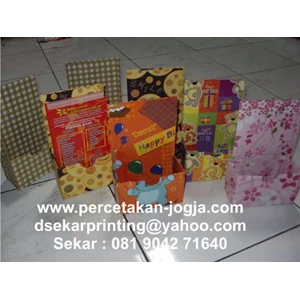 kotak brosur