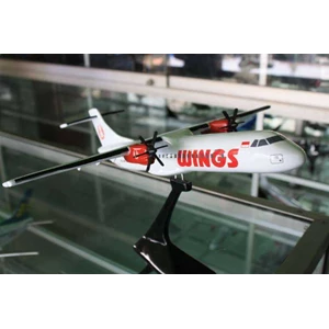 replika atau miniatur pesawat atr wings air