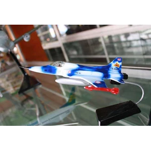 replika atau miniatur pesawat tempur jet