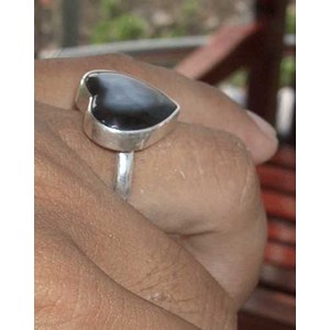 ring silver and black shell made / cincin perak dengan permata kerang hitam
