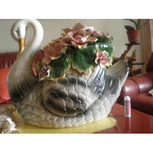 vas keramik antik motif angsa gapodimonte