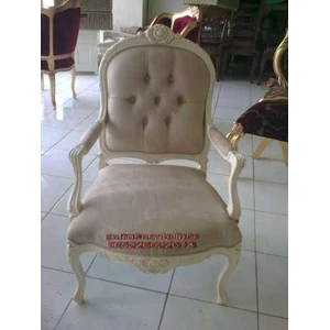 chair/ kursi cat putih