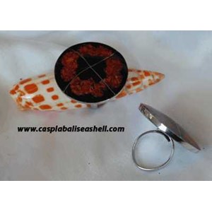 seashell ring receine with stainless / cincin kerang resin dengan stainless merah