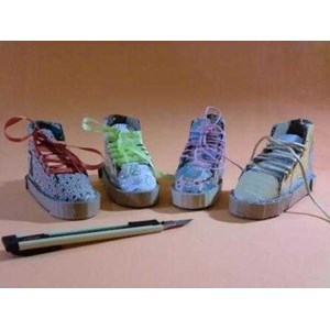 sepatu unik ( bukan sepatu dahlan iskan) dibuat dari kardus