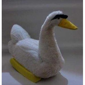 boneka angsa putih, mainan anak yang lucu dan bisa dinaiki dibuat dari kardus