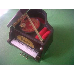 kotak musik piano hitam