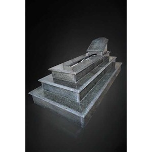 makam batu granit tiga tingkat