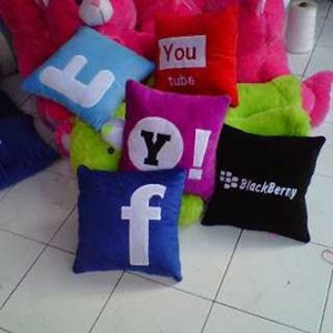 bantal boneka