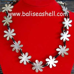 seashell necklace art jewelry / kalung bunga tahiti