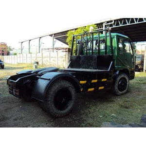traktor head 4x2, nissan euro pkd 211 ~ turbo, th = 2003 s-d 2007. kondisi : istimewa sekali.-1