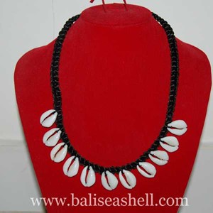 shell necklace with small cowrie / kalung buli-1