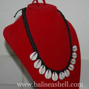 shell necklace with small cowrie / kalung buli-2