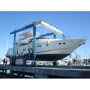 mobile boat hoist : marine travelift-1