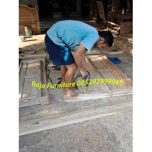 kegiatan produksi di workshop toko raja furniture jepara( 01)
