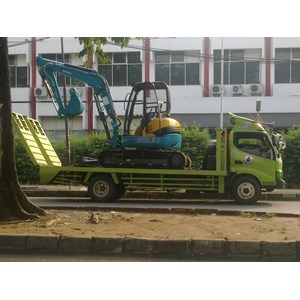 hino dutro 130 hd, cocok untuk angkutan mini excavator-2
