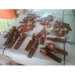 souvenir penahan pintu