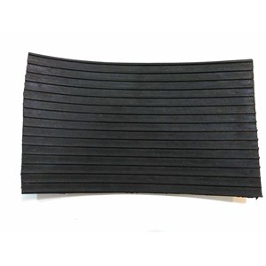 lantai karpet hitam motif garis