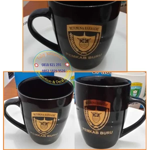 mug warna hitam cetak warna emas asli  mug merchandise-1