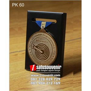 plakat kayu medali bank indonesia-7