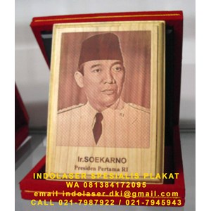 grafir plakat laser foto soekarno kayu cepat jadi jakarta-7