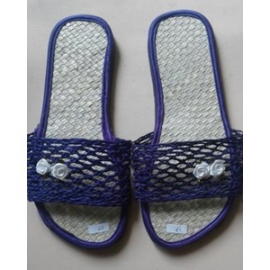 kerajinan sandal anyaman panama ungu