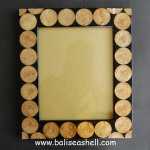 frame photo made from capis shell / bingkai foto dari kerang capis