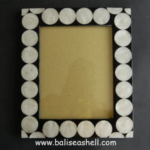 frame photo from seashell capis art crafts / bingkai foto dari kerajinan kerang capis