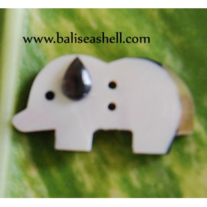 button from seashell motive elephant art / kancing baju dari kerang laut motif ukiran gajah
