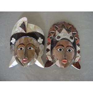 mask carving from seashell / ukiran topeng dari kerang laut