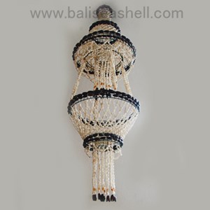 shell wind chimes and chandeler / kerang lonceng angin dan lampu gantung