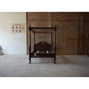 tempat tidur klasik black charcoal kerajinan kayu-1