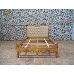 tempat tidur desain klasik warna gold kerajinan kayu-2