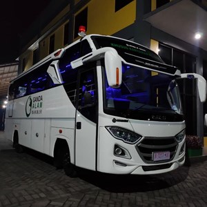 medium bus untuk antar jemput karyawan (double glass)