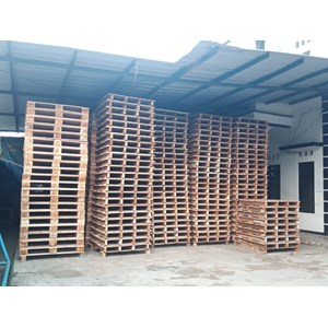 pallet kayu, untuk tatakan komoditi gudang atau container.