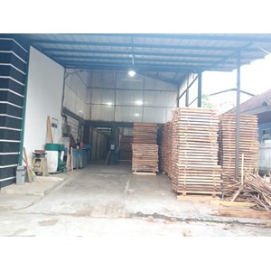 pallet kayu, untuk tatakan komoditi gudang atau container.-4