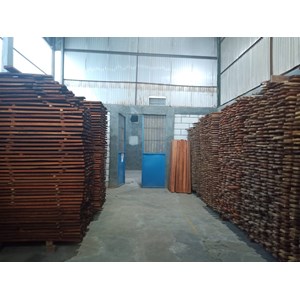 pallet kayu, untuk tatakan komoditi gudang atau container.-1