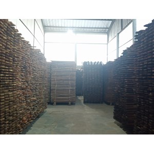 pallet kayu, untuk tatakan komoditi gudang atau container.-3