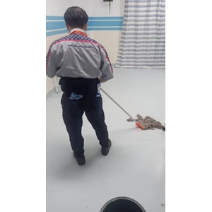 cleaning service moping ruangn sueb fashlab klinik & laborstoroum