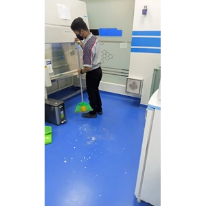 cleaning service sweping ruang lab fashlab klinik & laboratorium