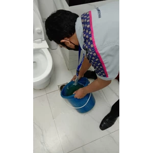 office boy/girl penyiraman air karbol floor drain toilet lobby utama