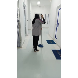 office boy/girl moping depan ruangan lab di fashlab klinik 06/05/2022