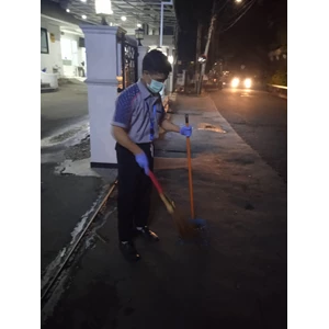 office boy/girl sweeping luar depan di fashlab 19/05/2022