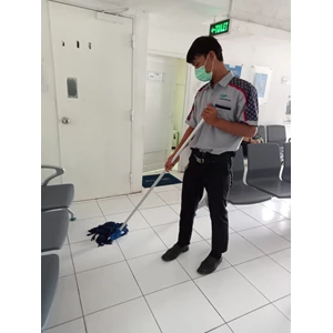office boy/girl mopping ruang tunggu di fashlab 26/05/2022