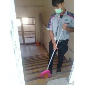 office boy/girl sweeping tangga darurat jalur evakuasi 31/05/2022