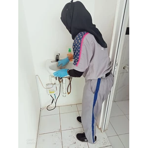 office boy/girl membersihkan wastafel toilet 03/07/2022